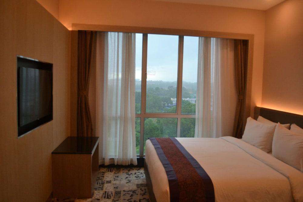 V8 Hotel 4*